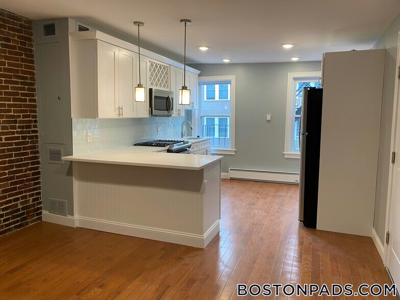 Building Photo - 33 Chelsea St