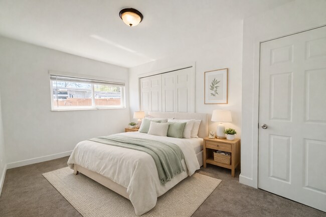 Building Photo - 2 Bed 1 Bath - New carpet - New paint - Great location!