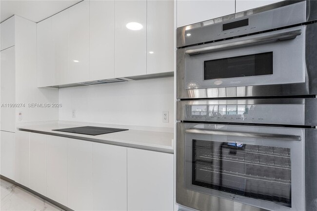 Building Photo - 700 NE 24th St