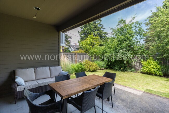 Building Photo - Charming SE Portland Craftsman