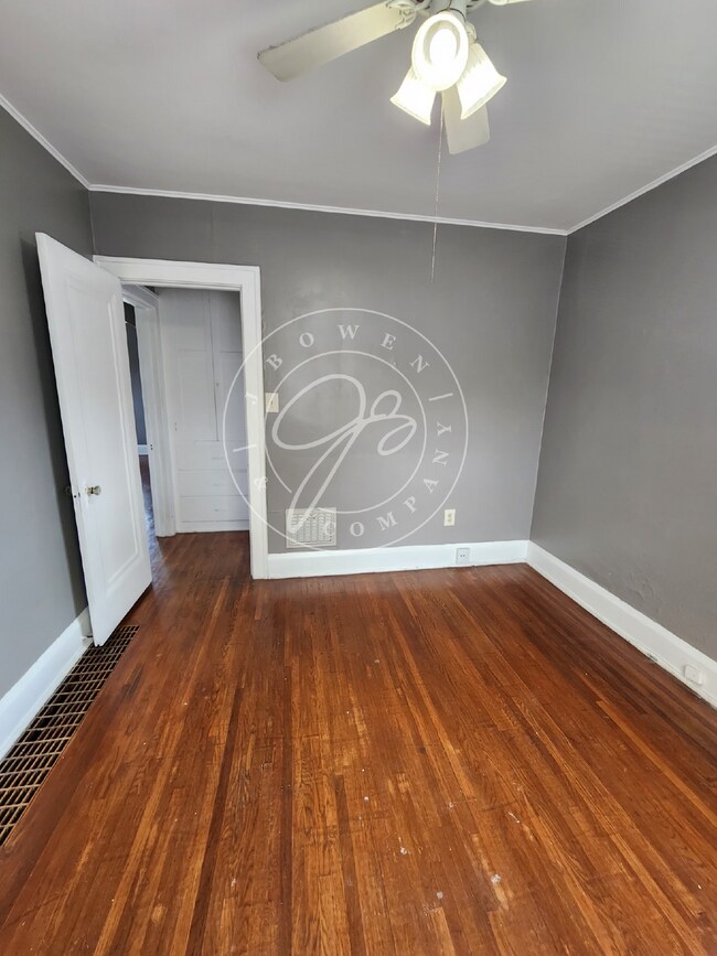 Building Photo - Charming Upper Duplex ready for you to cal...
