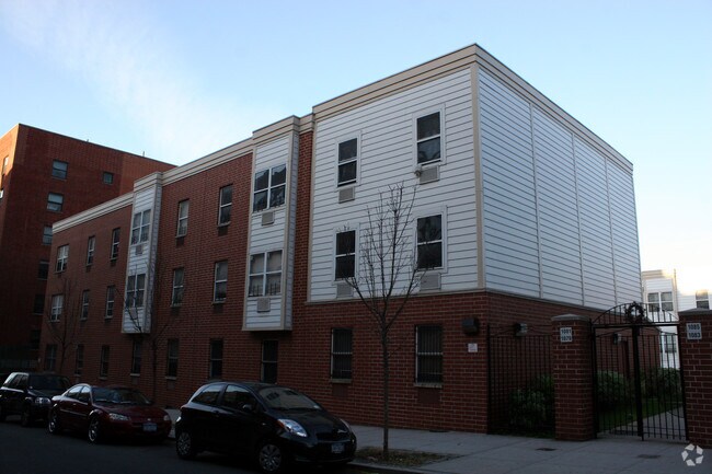 Building Photo - Stadium Court