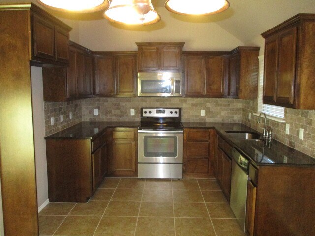 Building Photo - 2316 Golden Ln