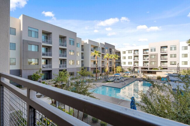 Building Photo - 711 W Broadway Rd