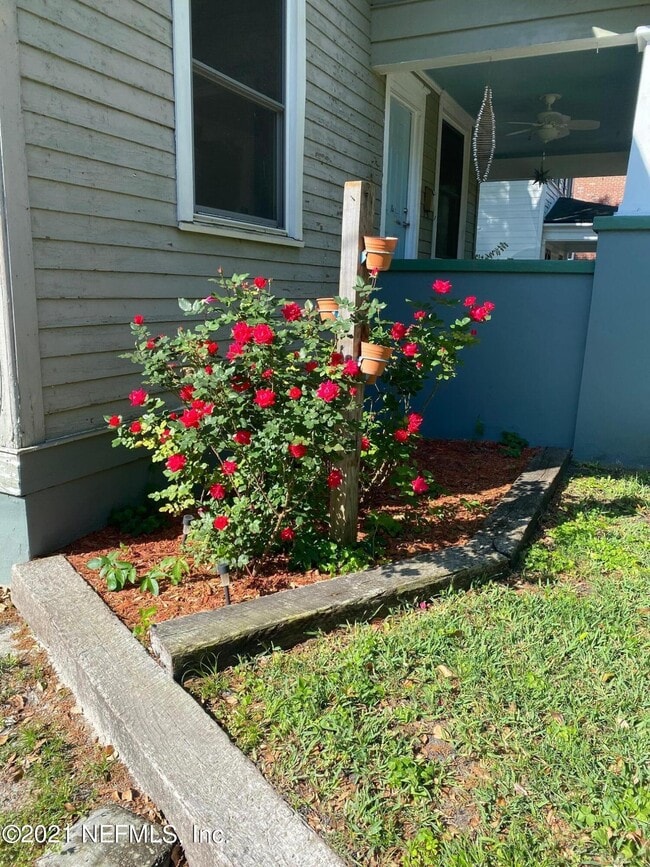 Building Photo - 2250 Myra St