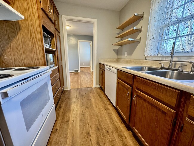 Building Photo - 479 Stratford Dr