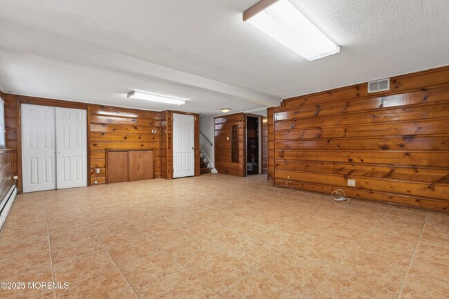 Building Photo - 150 Cloverdale Cir