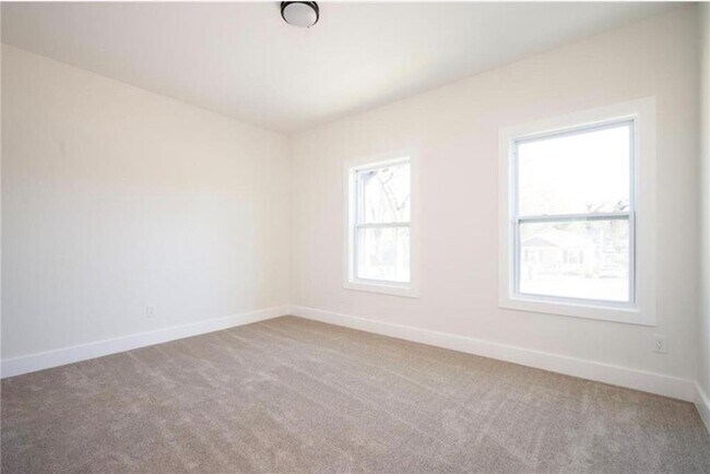 Building Photo - 1427 Graymont Dr SW