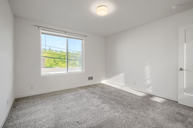 Building Photo - Stunning 2bed/2bath Townhome in Convenient Seattle Location!