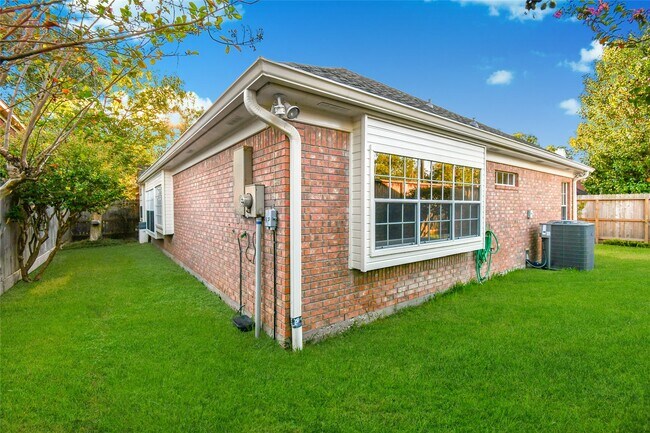Building Photo - 1506 Forest Home Dr