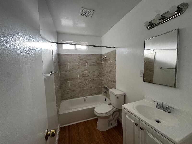 Building Photo - 1571 Sheridan Rd