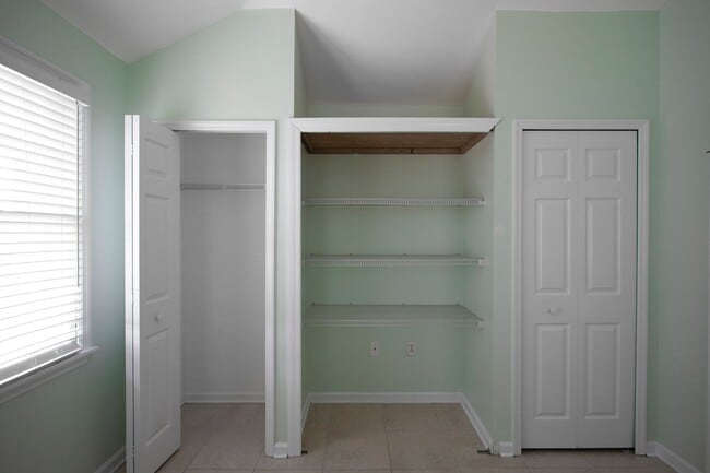 Building Photo - 2 Bedroom 1 Bathroom Golf Club Townhouse  April 1- November 30