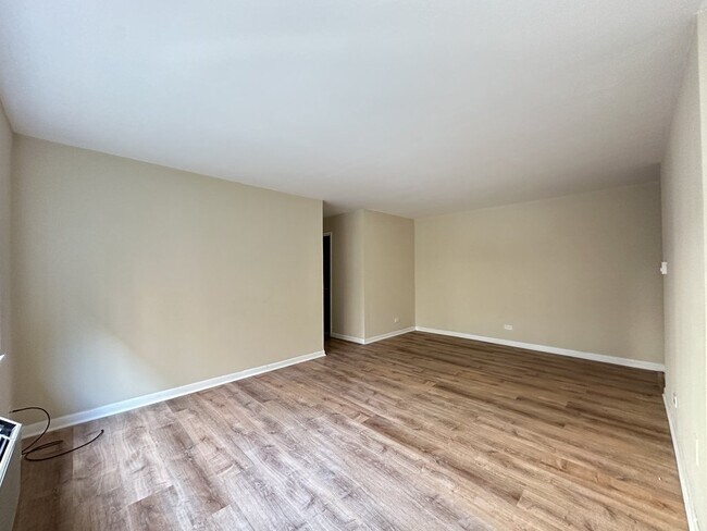 Building Photo - 3825 N Pine Grove Ave