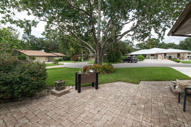 Building Photo - 423 Whispering Oaks Ct