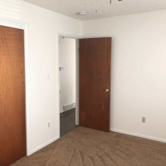 Building Photo - 905 Ponderosa Dr