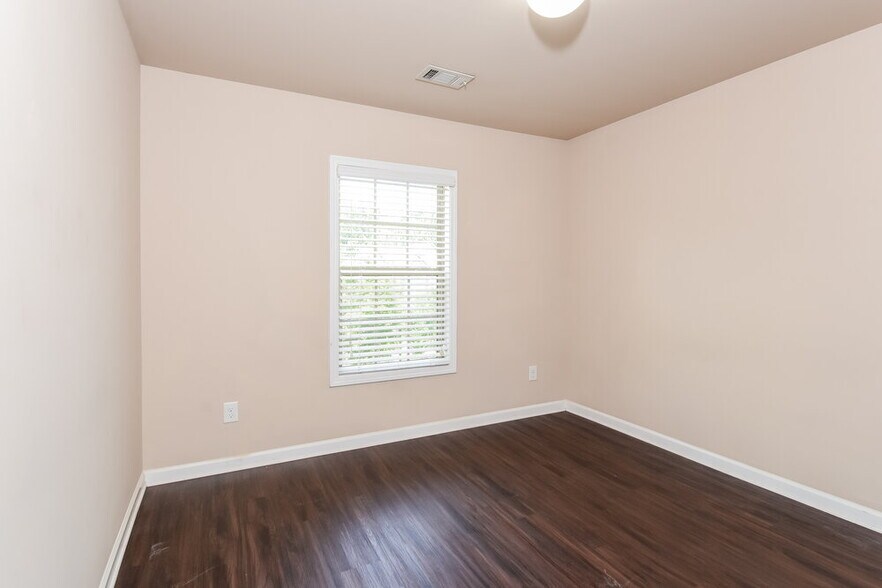 Building Photo - 741 Collingsworth Ln NE