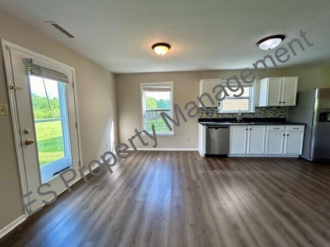 Building Photo - Great 3 Bedroom 2.5 Bathroom Two Story Home with Loft in Lawrence!