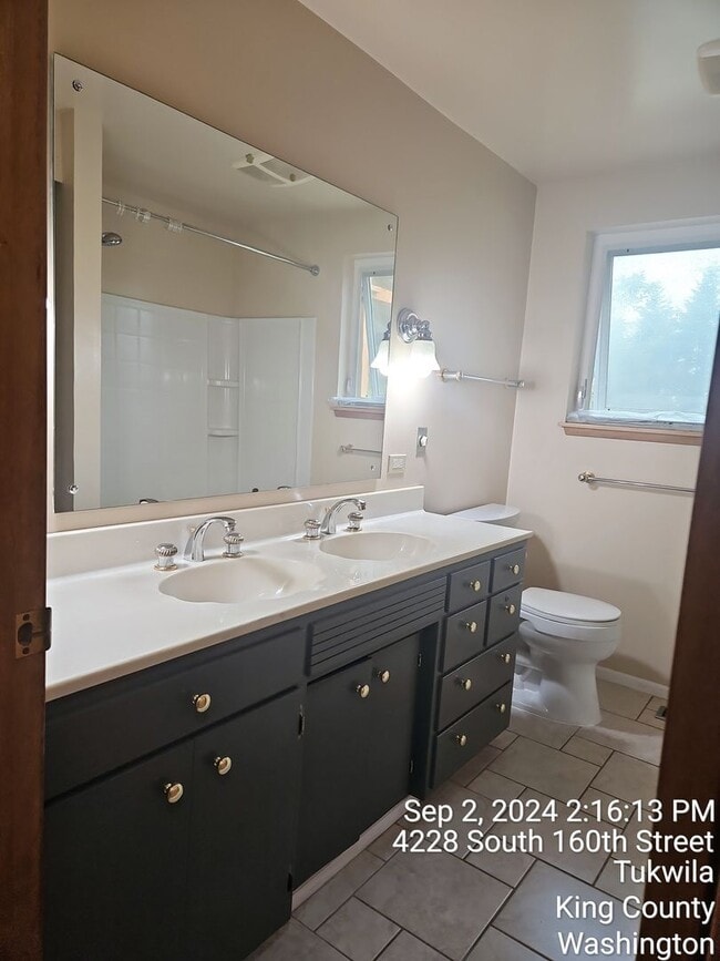 Building Photo - Tukwila/SeaTac daylight rambler - large home for rent - 4 bedrooms 2 bathrooms with 2 kitchens - ...