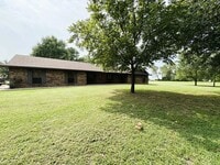 Building Photo - 4BR, 3BA over 2083 sq' & 2 car garage