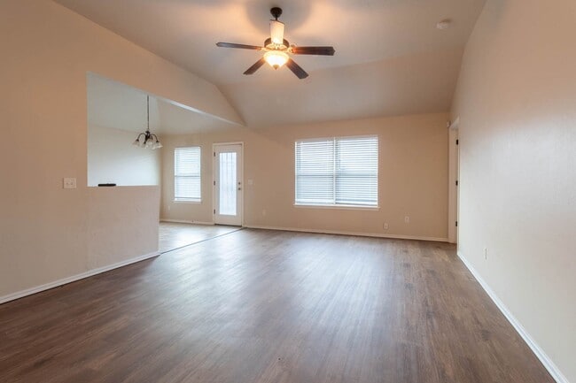 Building Photo - Spacious 2BD/2BTH Home Minutes away from Top Golf Chisholm Creek Shopping Center and Quail Spring...