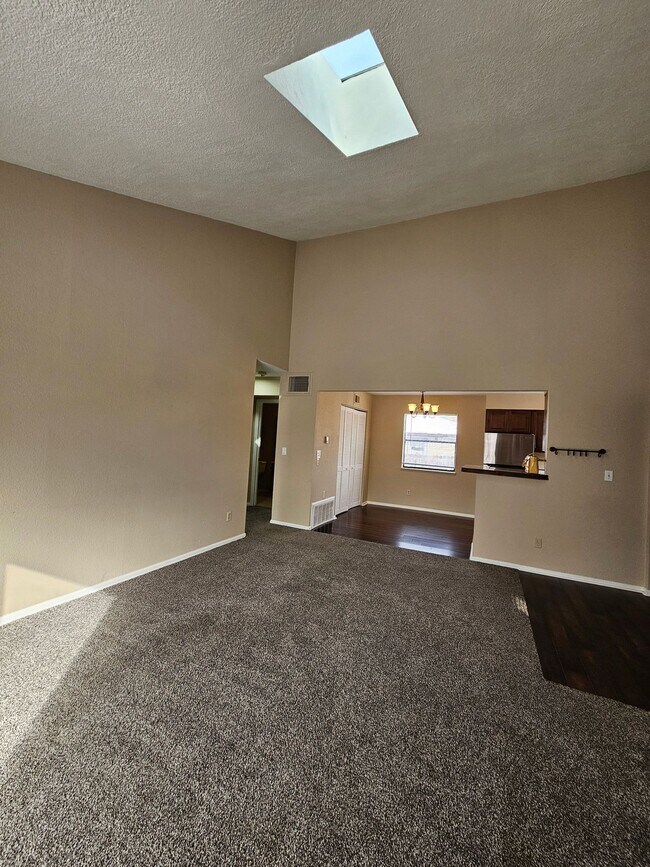 Building Photo - Charming 2 Bedroom 2 Bath w/ Large Yard, 1 Car Garage and Central Air/Heat