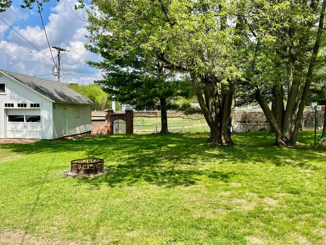 Building Photo - 106 E 4th St