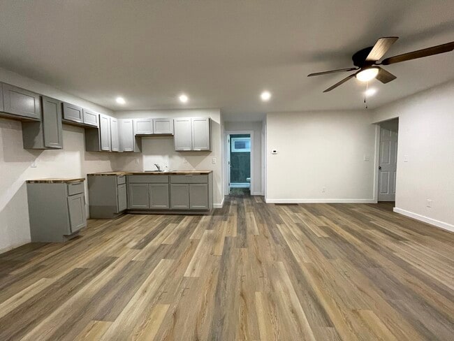 Building Photo - 7350 Beech Ave