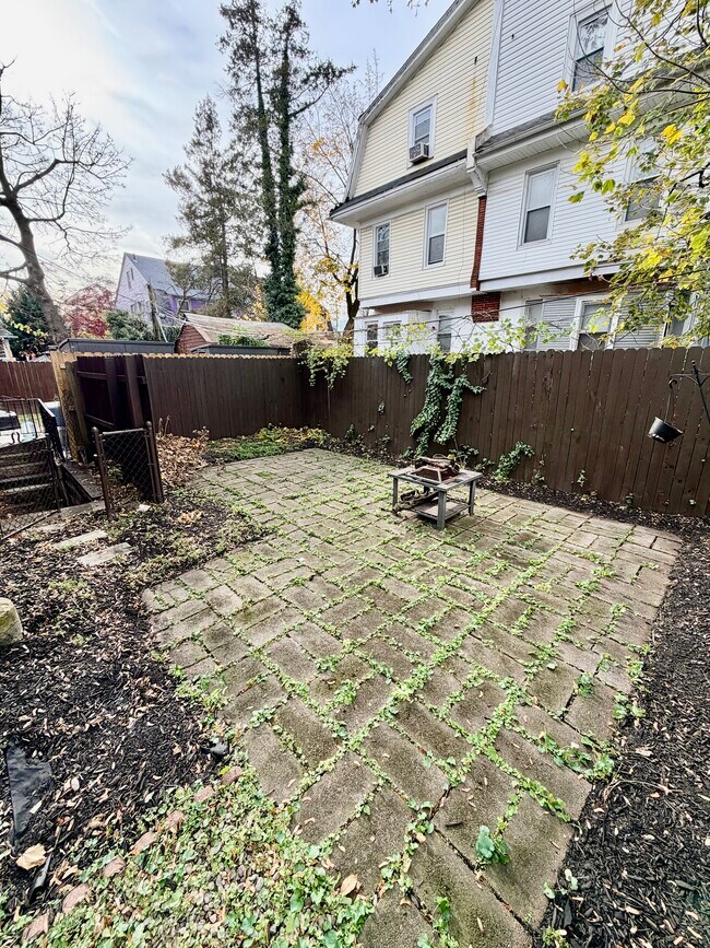 Building Photo - 6518 N Camac St