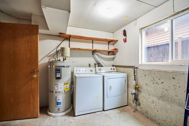 Building Photo - Delightful 3 bedroom home near Matthews Be...