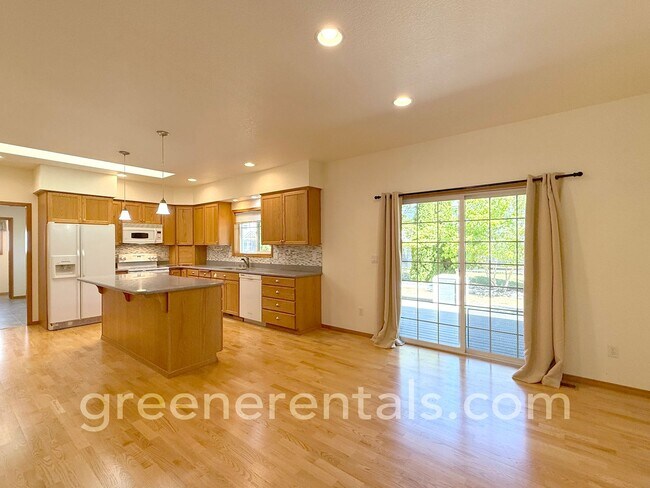 Building Photo - Spacious & Bright 3BD/3BA Home for Rent in...