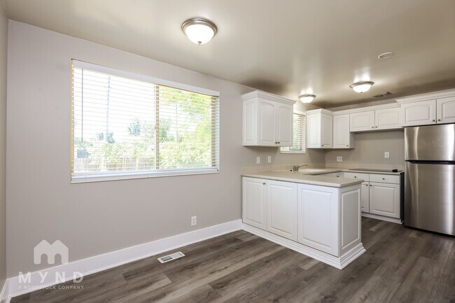 Building Photo - 180 Millerberg Dr