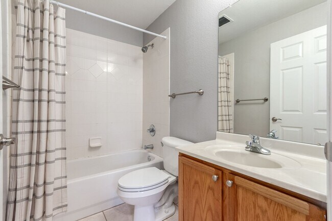 Building Photo - 2BD, 2BA City Park West Condo with 2 Garag...