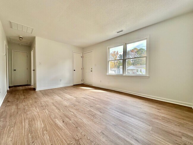 Building Photo - 725 N Privette St