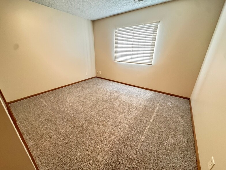 Building Photo - 5010 Emerald Dr