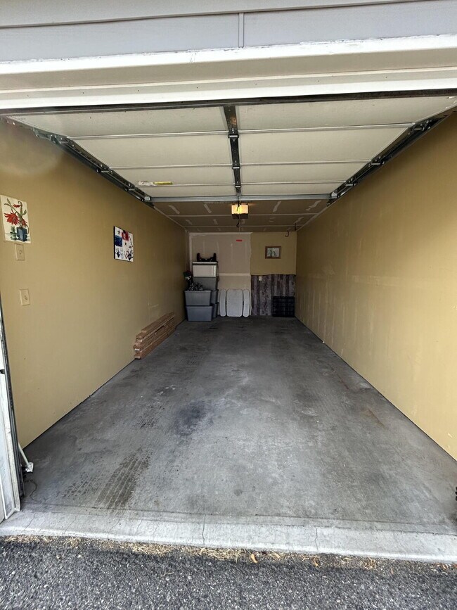 Building Photo - Cozy 2 Bed, 1 Bath Apartment with Fireplac...