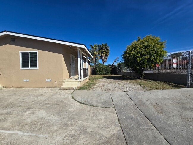 Building Photo - 3 Bed Home + Studio with Large Yard & Ample Parking Near Downtown Vista