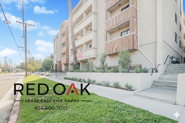 Building Photo - 4651 Cahuenga Blvd