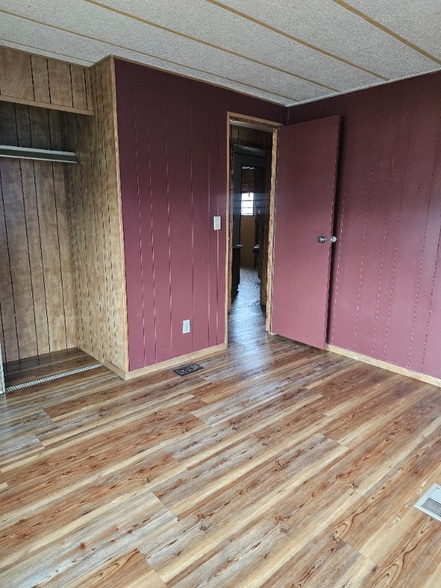 Building Photo - 914 5th St E