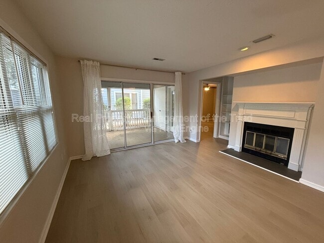 Building Photo - 201 Oakwood Ct