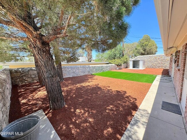 Building Photo - 5801 Beaumont Pl