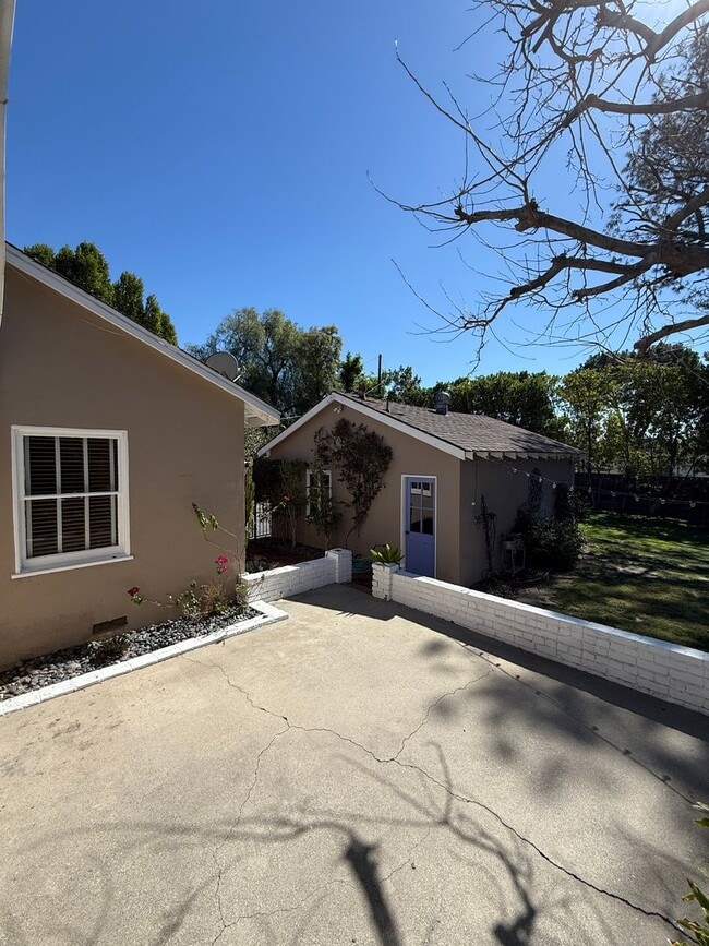 Building Photo - Beautiful, Ranch-Style, 4 Bedroom, 2 Bathroom Northridge Home Available For 1 Year Lease