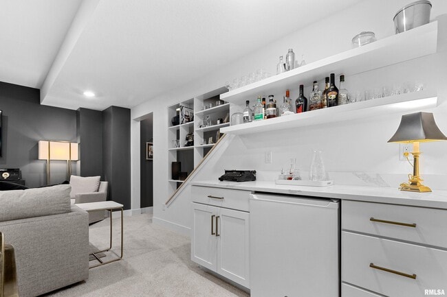 Building Photo - 824 W Moss Ave