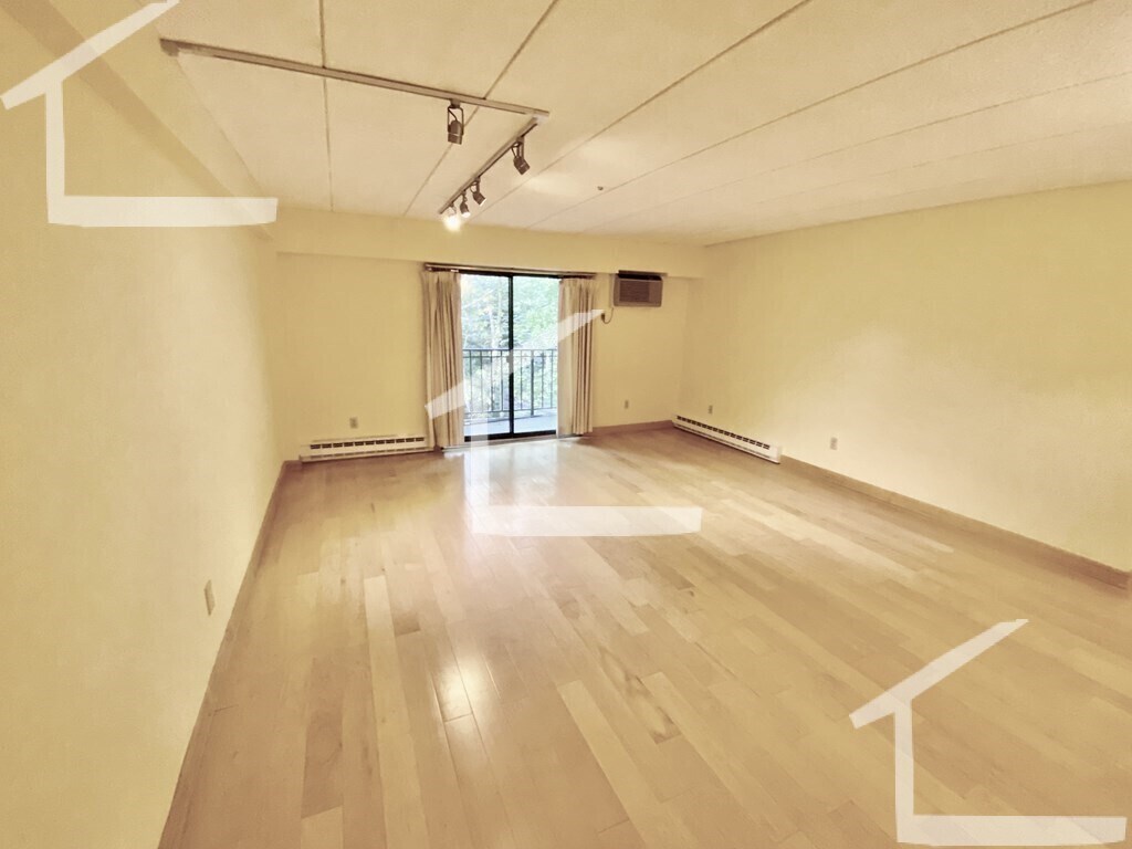 Building Photo - 135 Pleasant St