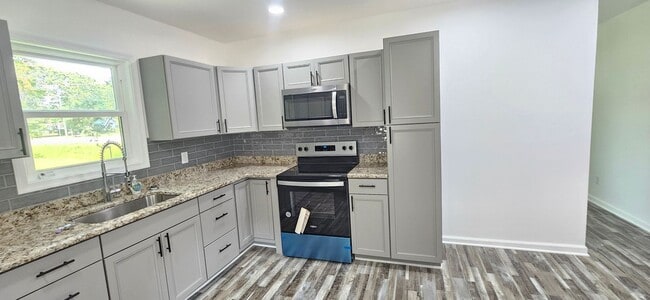 Building Photo - Renovated 2 bedroom 1 bathroom cape in War...