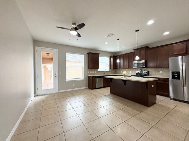 Building Photo - Gorgeous Lake View 3 BR 2.5 bath Luxury To...