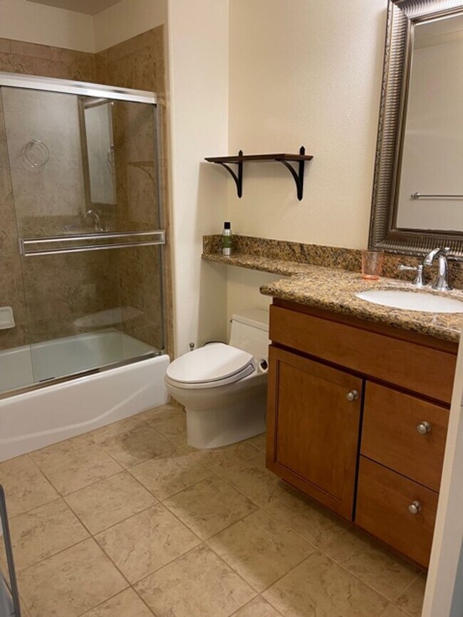 Building Photo - Gorgeous like new Premier condo in S. Kihe...