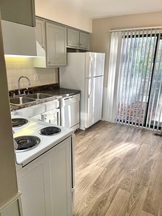 Building Photo - ****COMING SOON**** 2 Bedroom, 1.5 Bath in...
