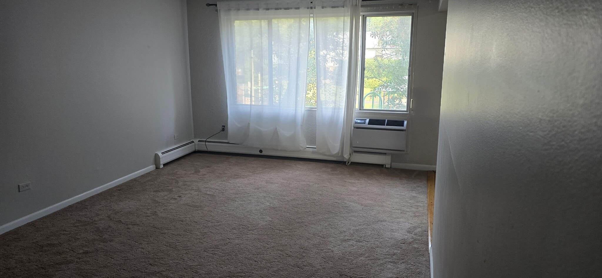 Building Photo - 910 E Old Willow Rd