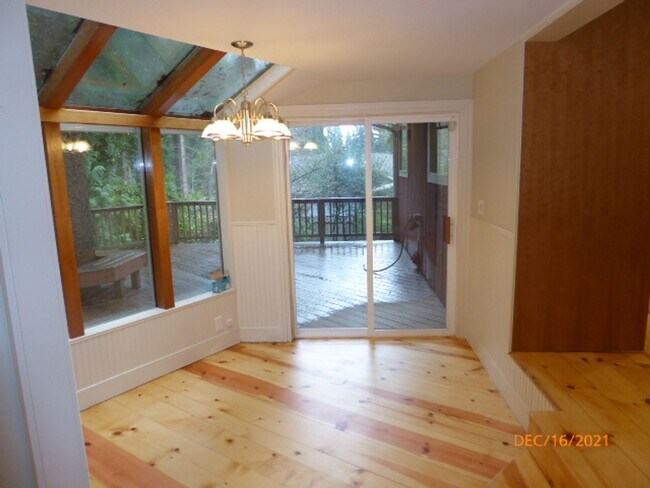 Building Photo - Beautiful 3 Bed 1 Bath Single Family House...
