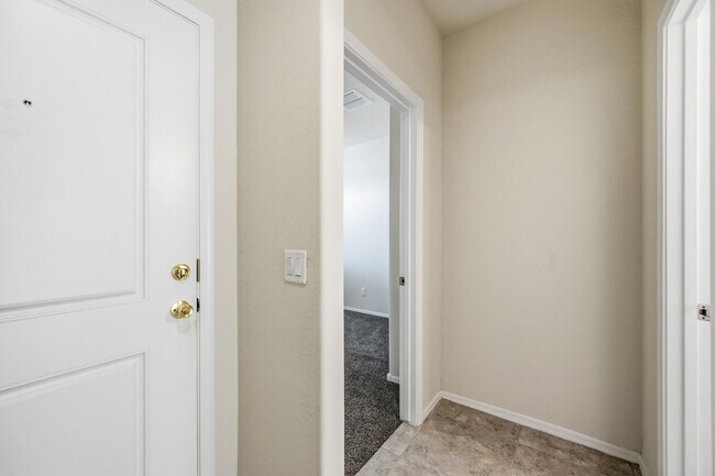 Building Photo - 1033 W Avalon Canyon Dr